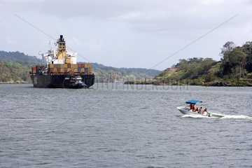 Containerschiff und VergnÃ¼gungsboot auf dem Panamakanal