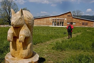 Maison de l'environnement et sculpture en bois France