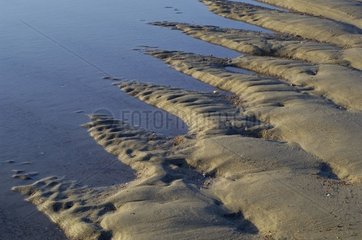 Wirkung der Flut auf einen Sandstrand Bretagne Frankreich