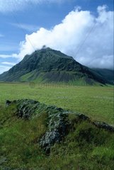 Bloc de lave et montagne basaltique au sud de l'Islande
