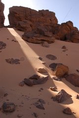 Rayon de lumière entre roche et sable Hoggar Sahara Algérie