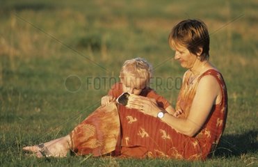 2 Jahre alte Frau und Kind spielen mit einem Meerschweinchen