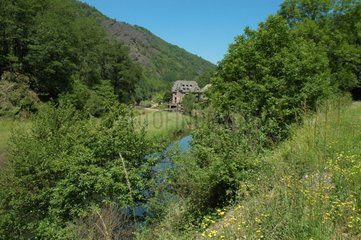 Wiesen und Haus in den Schluchten von Dourdou Aveyron