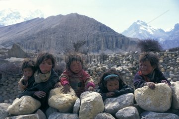 Kinder hinter einem Steinmauer Mustang Nepal