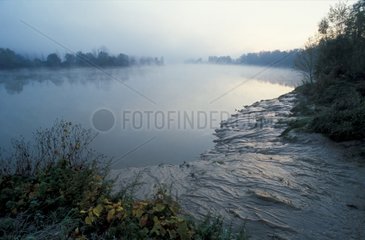 La Garonne am frühen Morgen unter den Herbstmists Frankreich