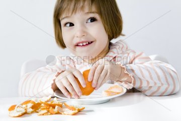 Child peeling a clementine