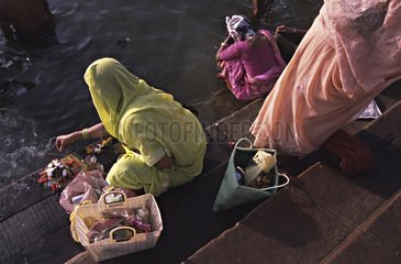 Frauen am Ghats River fÃ¼hren nach Indien