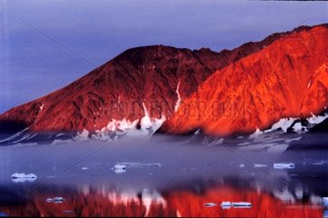 Montagnes couleur de braise au Lillefjord
