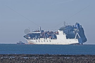 Das Containerschiff Rokia Delmas nach dem Erdung Frankreichs