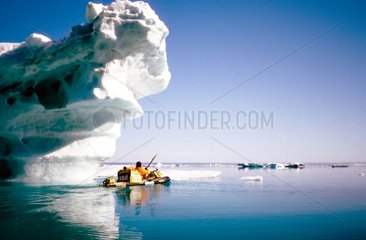 Kayak de mer sous un surplomb de glace Groenland