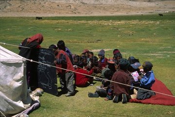 Nomadische Schule und Kinder über Tsomoririri Ladakh Indien