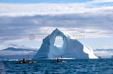 Kayak de mer et arche de glace Scoresbysund Groenland