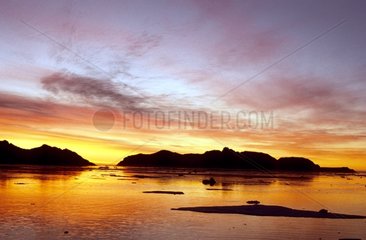 L'île Rathbone au coucher du soleil Groenland
