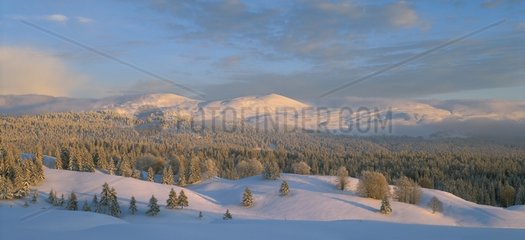 Monts du Jura unter der Schneejura Frankreich