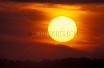 Sonnenscheibe eines Frankreich -Sonnenuntergangs