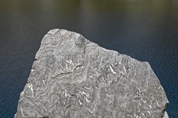 Gefalteter Felsen im Rand des Seegebiets von Jotunheim Norway