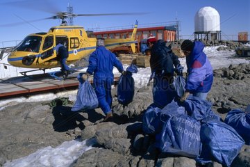 Rückkehr der Ausrüstung durch antarktische Hubschrauber