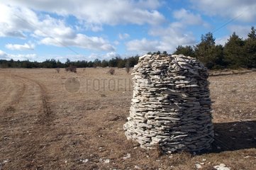 Cairn de pierres sèches sur le Contadour Provence