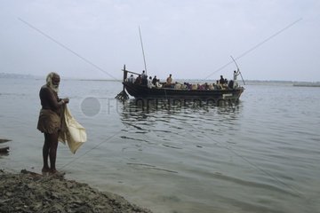Barque traversant le Gange Inde