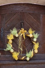 Couronne avec des oeufs sur une porte à Riquewihr Alsace