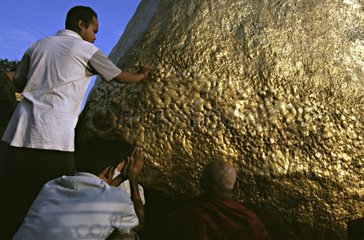 Birmans vor dem Golden Rock Kyaitiyo Burma