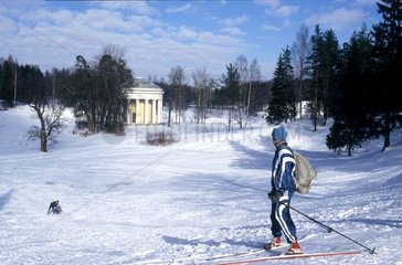 Saint Pétersbourg en hiver  skieur devant le palais Pavlovsk