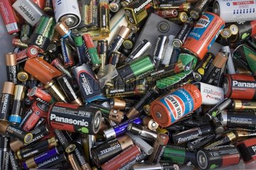Gebrauchte trockene Batterien  die zum Recycling Großbritanniens gesammelt wurden