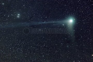 Comète Machholtz visible près de plusieurs nébuleuses