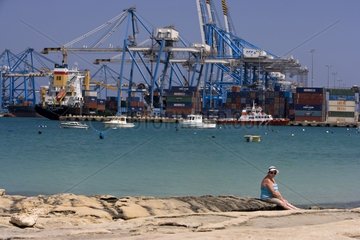Tourist vor dem Frachthafen von Benghisa Malta