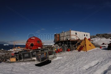 Lager eines historischen Naturschutzteams in der Antarktis
