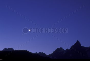 Venus Aldebaran Mondkonjunktion über den Bergen