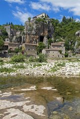 Dorf Labaumume auf erodierten Felsen Ardèche Frankreich