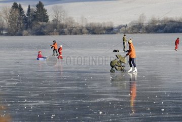Skater am kalten See von Saint Point Franche-Comté Frankreich