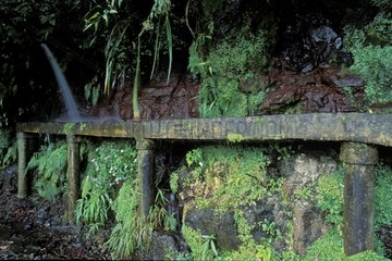 Captation d'eau de source en bordure d'une route La Réunion
