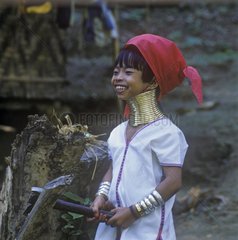 Junges MÃ¤dchen mit dem langen Hals des Stammes Padaung Thailand