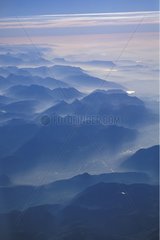 Vue aérienne de brume sur montagnes près du Léman France