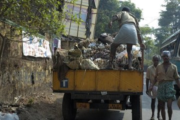 Ramassage des ordures dans les rues de Calicut en Inde