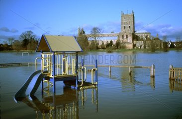 Abbey umgeben von Hochwasser -Wasser Tewkesbury UK