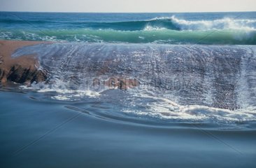 Wellenbrüche an der mediterranen Sandküste
