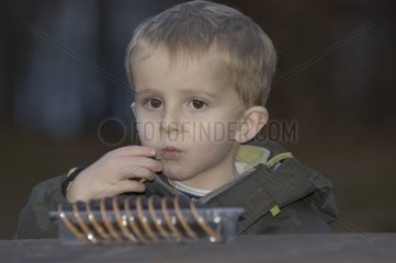 Garçon de 2 ans mangeant des biscuits au chocolat