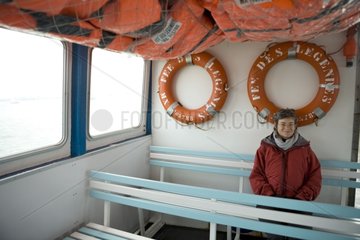 Beifahrer sitzt in einem Boot Roscoff Frankreich