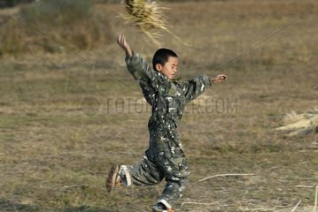 Moso Boy Spaß in Yunnan zu rennen