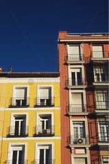 Farbige Fassaden von Gebäuden in Madrid Spanien