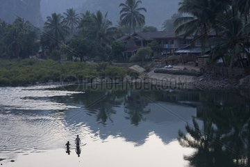 Schwimmen im Fluss im Ban Phatang Village Laos