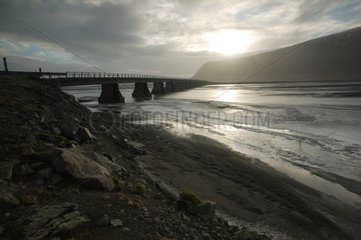 Brücke über einem Fluss Hintergrundbeleuchtung Island
