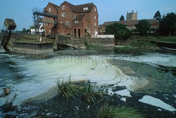 Verschmutzung am Fluss Avon Tewkesbury Vereinigtes Königreich