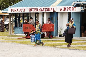 Tuvaluaner  die Funafuti auf dem Flughafen Tuvalu verlassen
