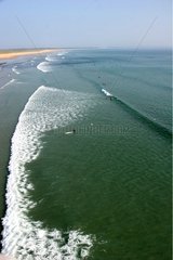 Surfer zwischen zwei Wellen am Atlantischen Morbihan Frankreich