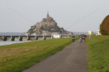 Tourist trail along the Couesnon river in front of Mont Saint-Michel  Normandy  France