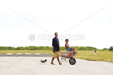 Polynésiens sur la piste de l'aéroport Funafuti Tuvalu